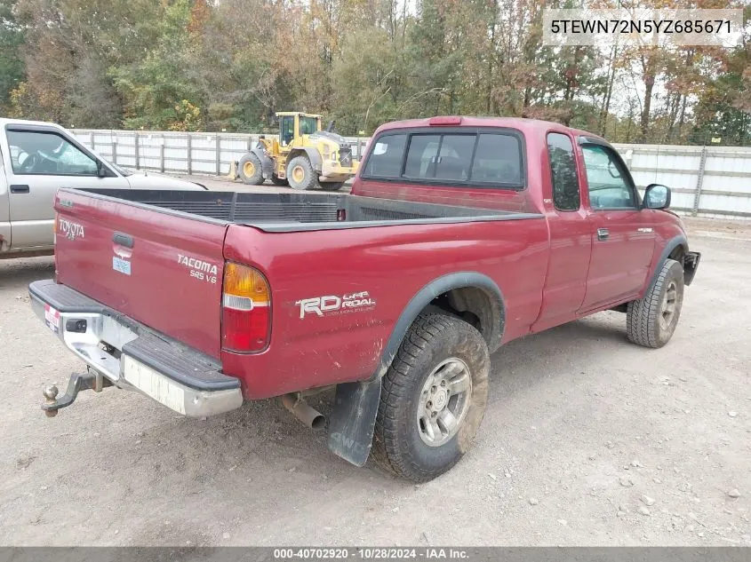 2000 Toyota Tacoma Base V6 VIN: 5TEWN72N5YZ685671 Lot: 40702920