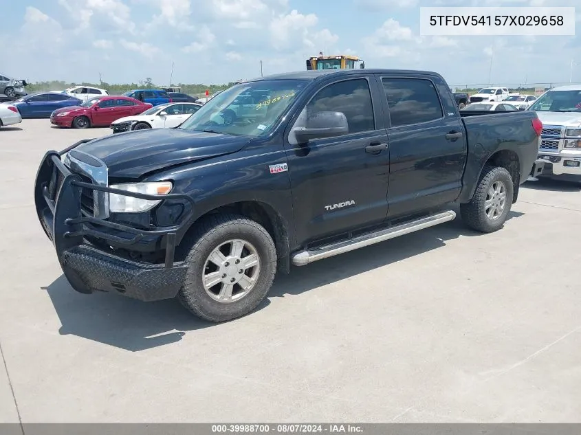 2007 Toyota Tundra Sr5 5.7L V8 VIN: 5TFDV54157X029658 Lot: 39988700