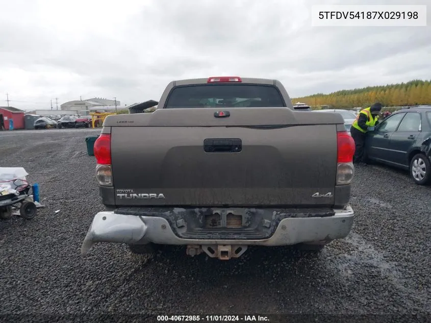 2007 Toyota Tundra Sr5 5.7L V8 VIN: 5TFDV54187X029198 Lot: 40672985