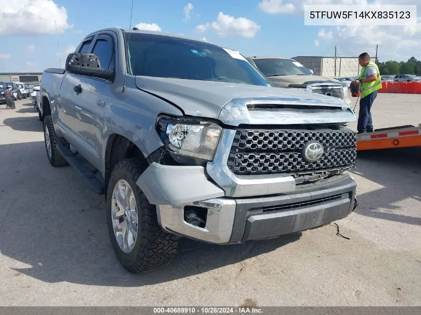 2019 Toyota Tundra Sr5 5.7L V8 VIN: 5TFUW5F14KX835123 Lot: 40689910