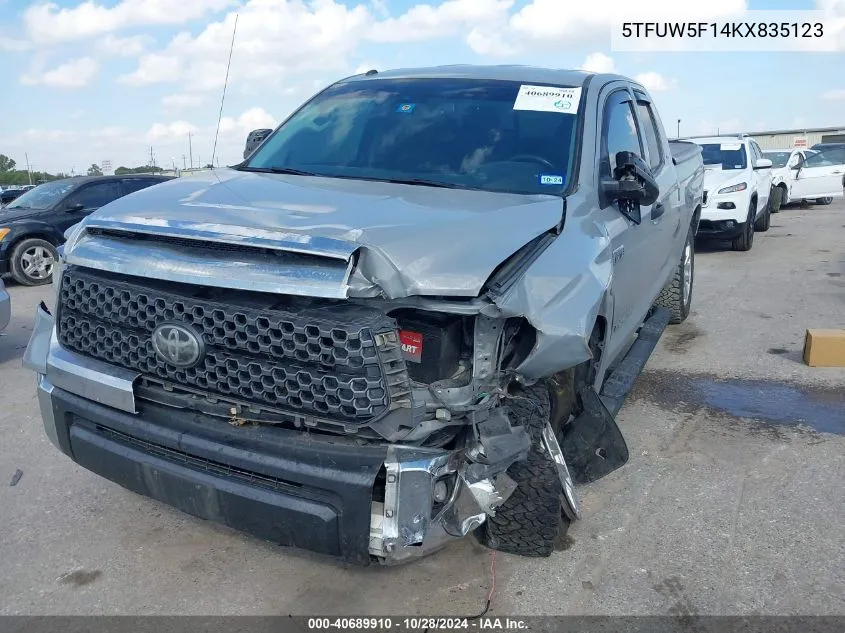 2019 Toyota Tundra Sr5 5.7L V8 VIN: 5TFUW5F14KX835123 Lot: 40689910