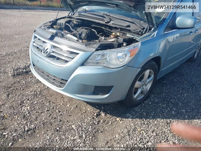 2V8HW34129R541466 2009 Volkswagen Routan Se