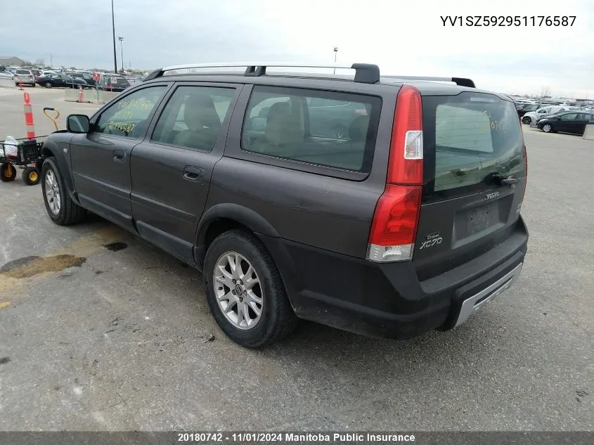 YV1SZ592951176587 2005 Volvo V70 Xc